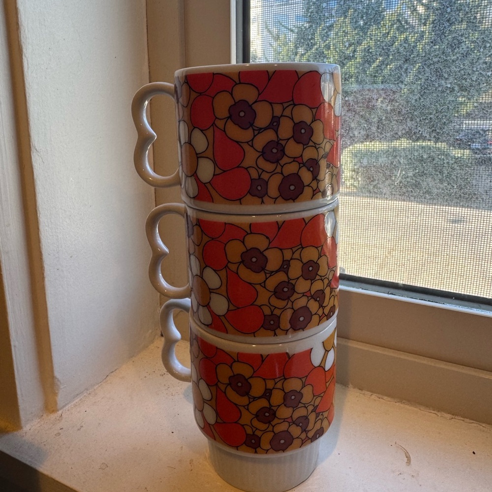 Set of 3 vintage groovy 1960's Flower Power stackable orange mugs
